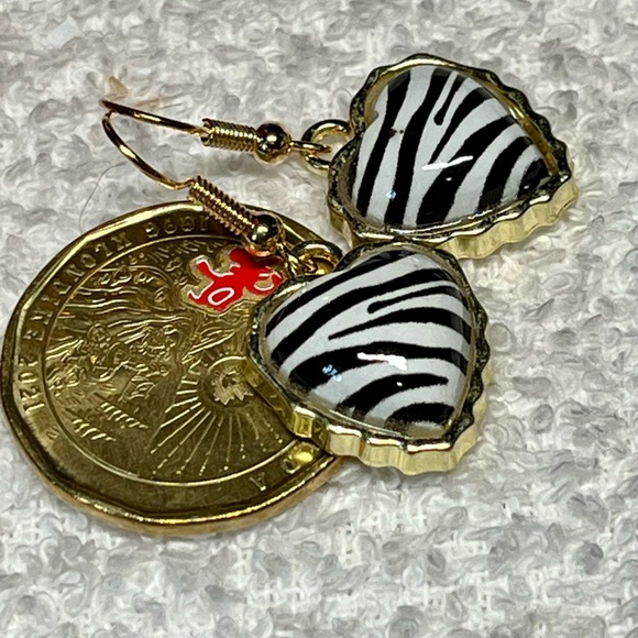 Pretty NWT-zebra print hearts , hooks - Picture 3 of 11